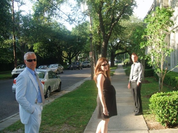 pregnant woman with family on a third trimester vacation to a cousin's wedding in New Orleans, LA